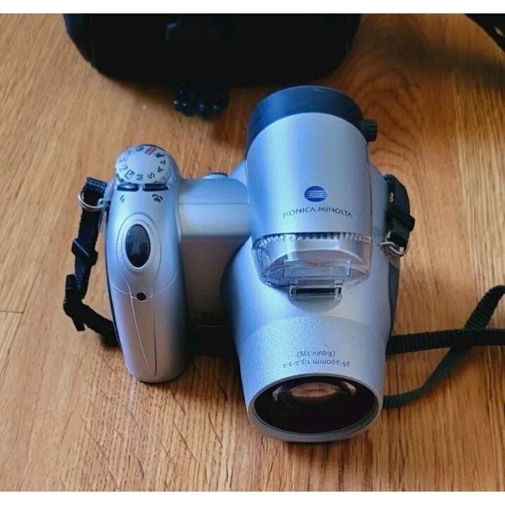 Konica Minolta DiMAGE Z10 3.2MP Digital Camera - Silver 8x ZOOM Not Tested